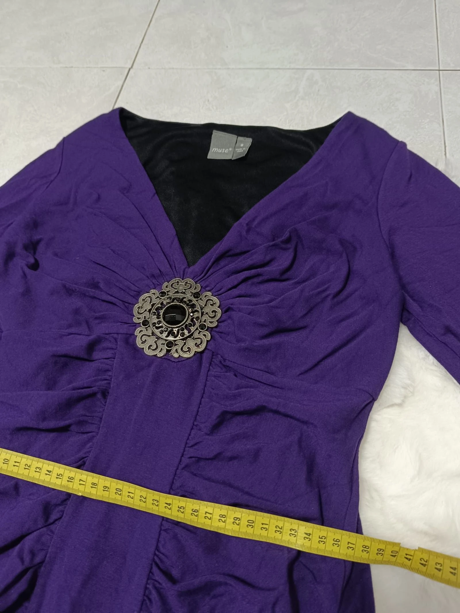 paarse cocktailjurk voor gast met broche - robe violette avec broche – photo 9